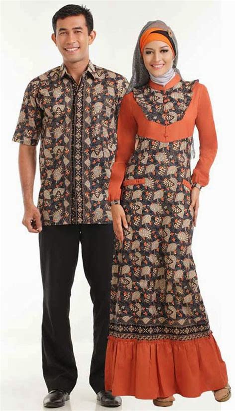 Mengenakan model gamis batik modern dengan kombinasi polos ini cocok dikenakan saat kerja di kantor, paduan warna mengenakan baju gamis dengan motif batik berwarna coklat, cocok untuk acara pernikahan. Model Baju Gamis Batik Terbaru 2014 | Tutorial Hijab