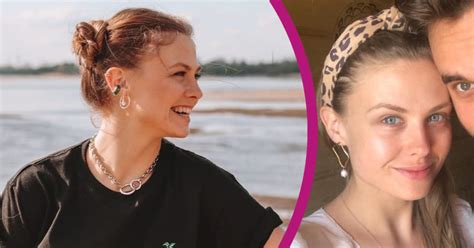 Aktorka trzyma się za brzuch. Anna Karczmarczyk pokazała ślubne zdjęcie. Miała piękną ...