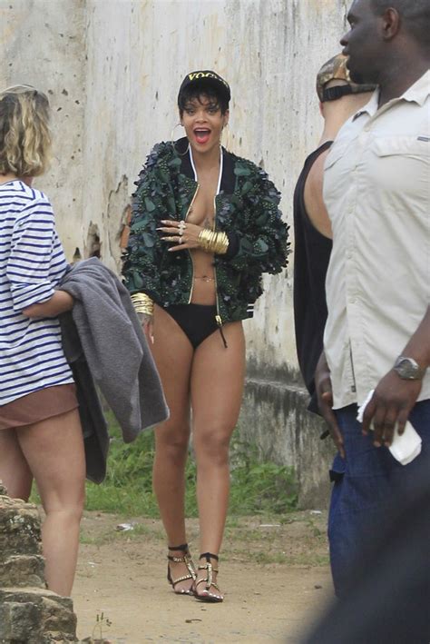 Rihanna Fotografa Com Os Seios De Fora Fm Cidade 101 9