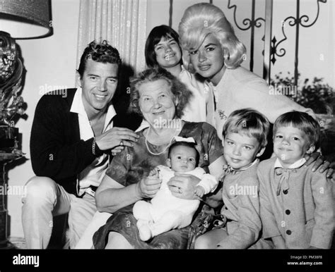 Jayne Mansfield Mari De La Famille Et De Mickey Hargitay Vers 1964 © Ccr Le Hollywood Archive
