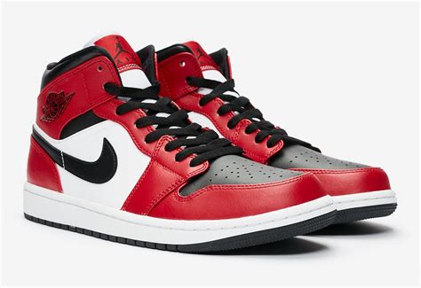The air jordan 1 mid 'chicago black toe' draws inspiration from the sneaker's 1985 roots. Sneakerhead Vietnam | Air Jordan 1 Mid "Chicago Black Toe ...