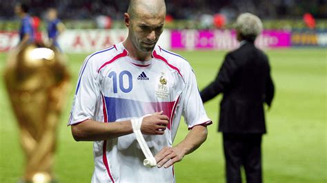 Dann provozierte er zidane so lange, bis dieser ihm einen kopfstoß gab. WM-Geschichte :: Weltmeisterschaften :: Turniere :: Die ...