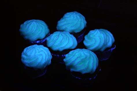 How to Make Glow in the Dark Cupcakes: 12 Steps (with Pictures)