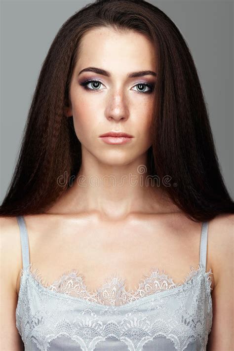 retrato da beleza da mulher nova menina moreno com cabelo longo e imagem de stock imagem de