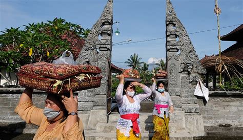 Umat Hindu Bali Ikuti Upacara Hari Raya Galungan