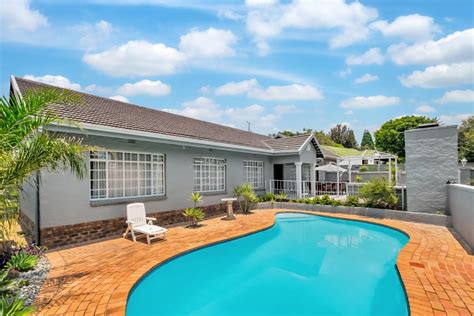 We also stock baths for sale in large quantities for the developer who needs to take a few on for a large residential or commercial project. 3 Bedroom House For Sale in Johannesburg North | RE/MAX ...