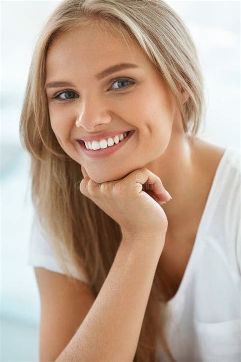 Porträt Schöne Glückliche Frau Mit Dem Weißen Zahn Lächeln Schönheit Stockfoto Bild Von