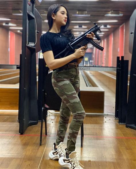 Perseteruan mereka terkait kasus penganiayaan dan ancaman, di mana keduanya saling lapor ke. 10 Fakta Hana Hanifah, Selebgram dan Artis FTV yang Cantik