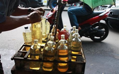 Seperti salah satu penjual bensin eceran di bintaro, tangerang selatan ini yang menggunakan dispenser digital layaknya spbu resmi. Ini Lho Risikonya jika Motor Pakai Bensin di Penjual ...