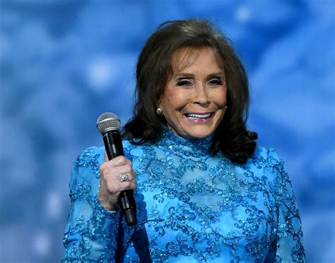 Loretta Lynn Country Music Singer Dies At 90 Bloomberg