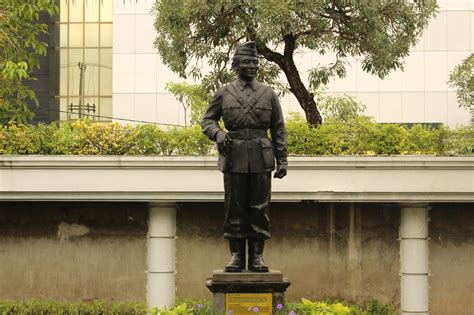 Monumen Tugu Pahlawan Dan Museum Sepuluh Nopember Surabaya Patung Bung