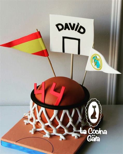 Tarta Baloncesto Bizcocho Red Velvet Y Crema De Chocolate Blanco Basket Fondant Cake Crema