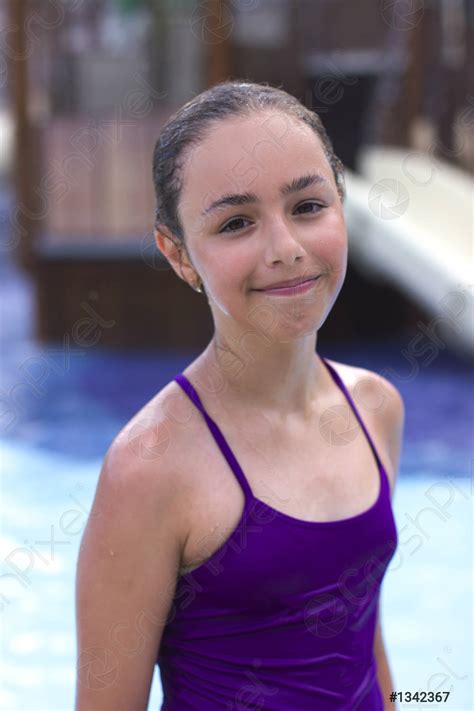 Schöne Junge Mädchen In Einem Lila Badeanzug Auf Foto Vorrätig