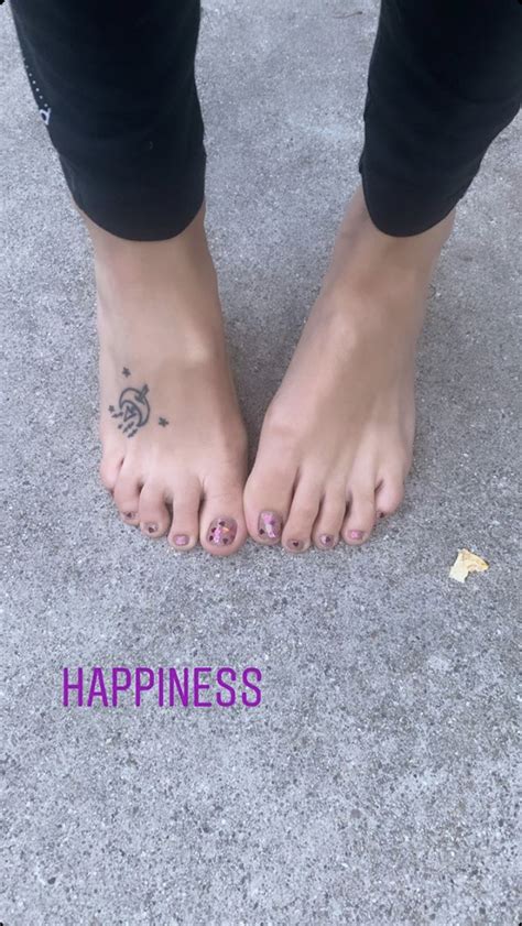 Riley Keoughs Feet