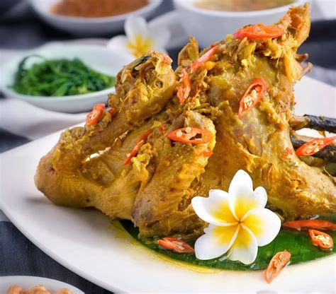 Cara membuat ayam goreng yang gurih juga dapat menambahkan bumbu lengkuas. Resep Ayam Betutu Khas Bali - MerahPutih