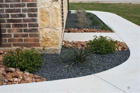 Black Star Gravel and Texas River Rock Flowerbed | Landscaping with