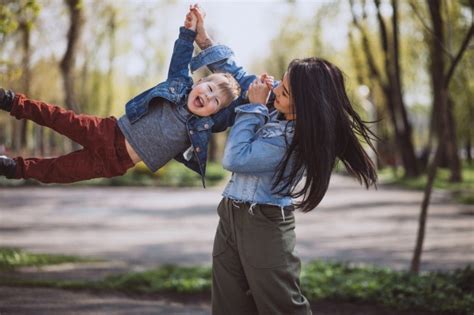 Madre Con Su Pequeño Hijo Divirtiéndose En El Parque Foto Gratis