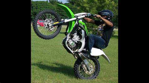 Knowing how to do wheelies on your dirt bike is not only fun and looks ace, but it can get you through and over some tricky and otherwise very difficult situations. 2015 Kawasaki KX450f dirtbike wheelie - YouTube