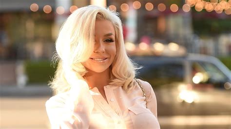 Courtney Stodden Takes Sleeping Pic With Baby Bump Says Pregnancy Is