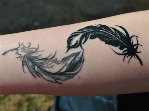 29 Delicate Feather Tattoo Designs