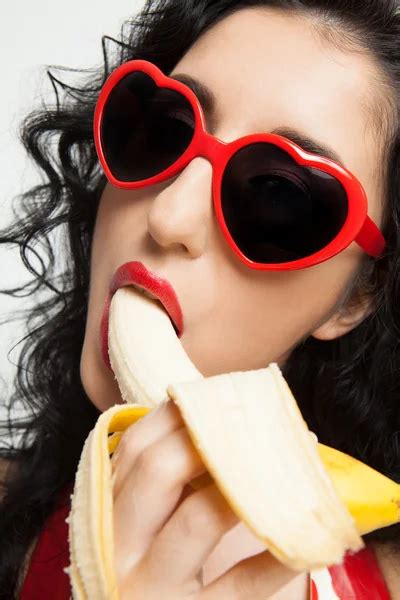 美しいセクシーな女性食べるバナナ — ストック写真 © Rvas 56813291