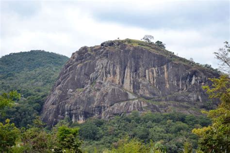 The island consists of a small outcrop of granite rocks with an area of about 8,560 square metres (92,100 sq ft) at low tide. Pedra Branca - Entre Serras: da Piedade ao Caraça