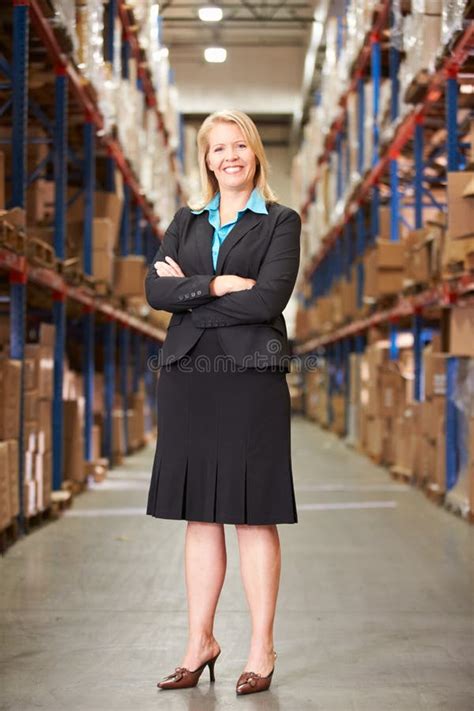 Retrato Del Encargado De Sexo Femenino In Warehouse Imagen De Archivo