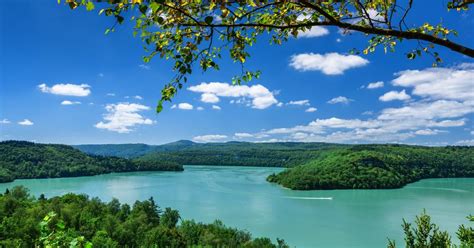 Retrouvez notre sélection de locations vacances et chambres d'hôte , gîtes, maisons & villas de vacances labellisées partout en france. Location de vacances Jura | Gîtes de France®