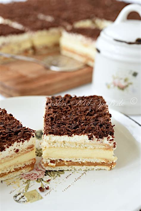 Verzierte butterkekse auf einem blechkuchen aus rührteig. Butterkeks-Karamell-Cremeschnitten - Rezept | Rezept ...