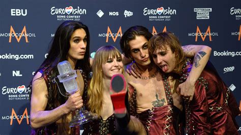 Damiano (vocals), victoria (bass), thomas (guitar) and ethan (drums). ESC 2021: Italiens Drogen-Eklat: Droht Måneskin jetzt die ...