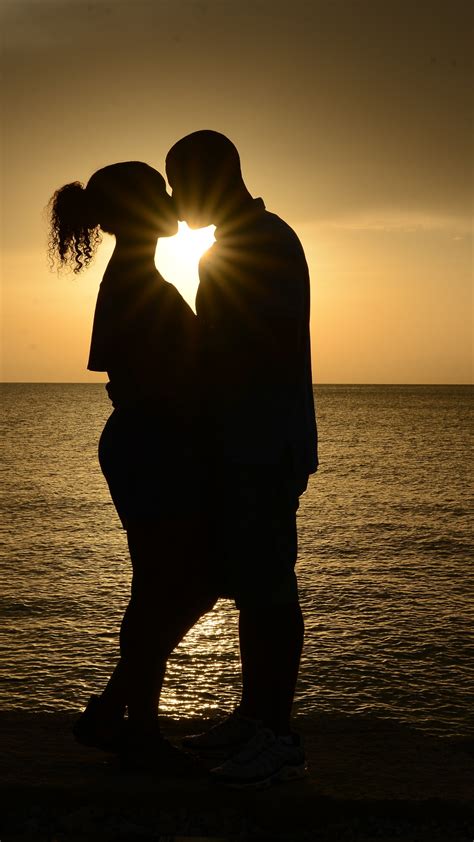 Wallpaper Kiss Couple Romantic Sunset 5k Love 9432