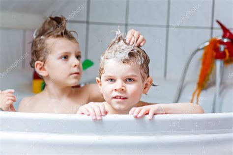 Two Little Kids Boys Playing Together In Bathtub — Stock Photo