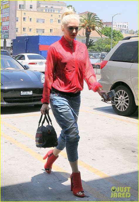 Photo Gwen Stefani Takes Her Red Hot Heels For A Ride 10 Photo