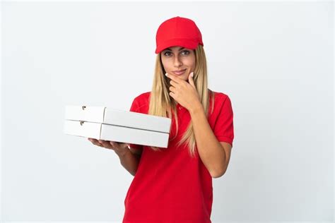 Entregadora De Pizza Segurando Uma Pizza Posando Isolada Contra A