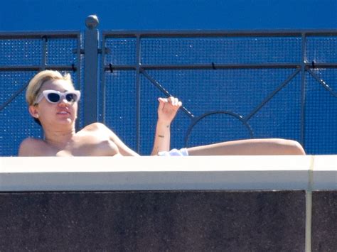 Miley Cyrus Nuda ~30 Anni In Topless On A Hotel Balcony In Sydney