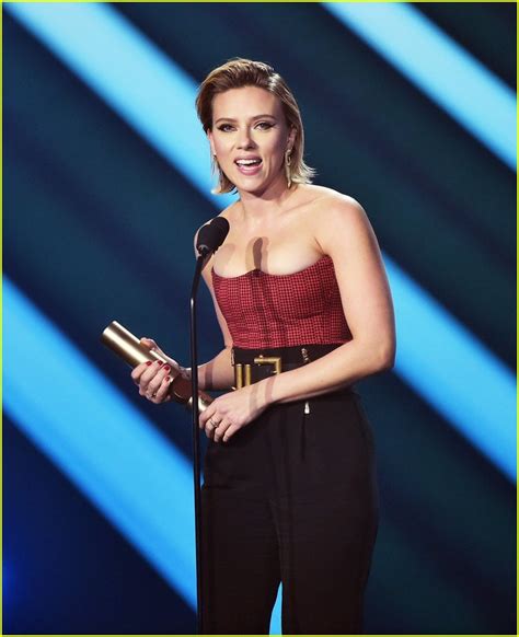 Scarlett Johansson Dedicates Peoples Choice Award Win To The Armed Forces Watch Photo