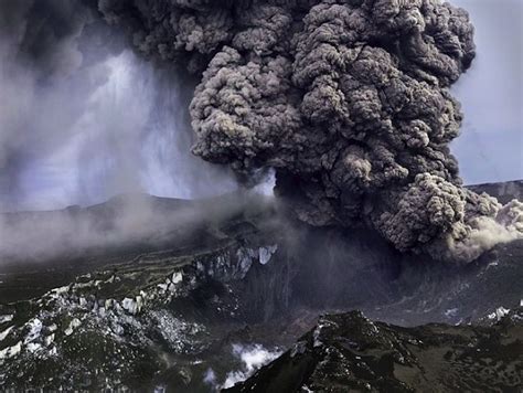 Cette éruption se subdivise en deux phases bien distinctes entrecoupées par deux jours d'inactivité le 13 et 14 avril 2010. volcan Eyjafjallajökull | Islande et Voyage islande