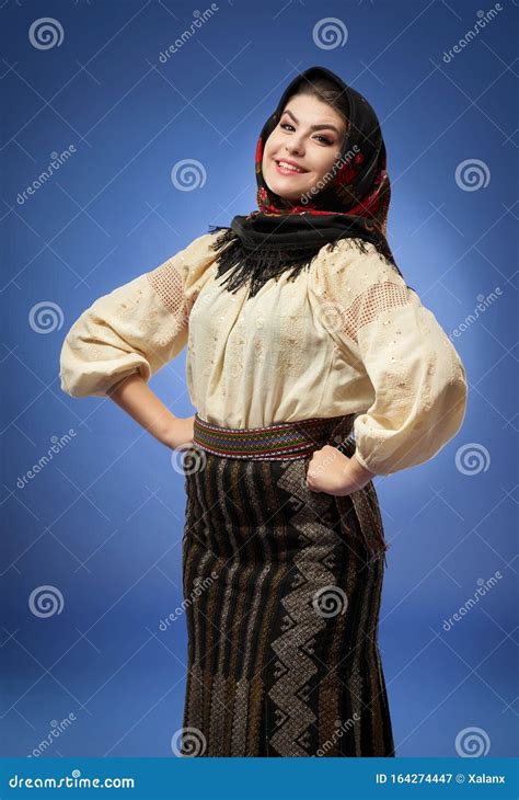 Femme Roumaine En Costume Traditionnel Image stock Image du métier