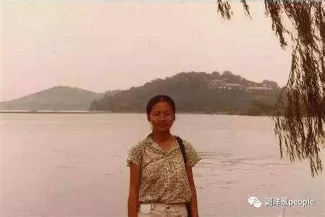 The site owner hides the web page description. 香港首位女特首：政治背后 我只是个小女人|香港|女特首|旗袍_新浪新闻