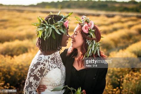 Black Lesbian Wedding Photos Et Images De Collection Getty Images