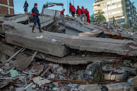 Le bilan du séisme dans louest de la Turquie dépassé les 100 morts et