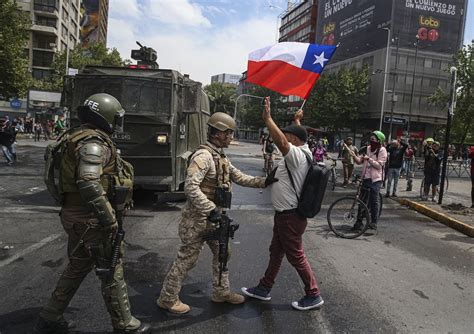 Pero continúan las jornadas de paros y movilizaciones enfrentando a la policía, cuestionando el régimen económico y político del país. Qué está pasando en Chile: protestas continúan, 11 muertos ...