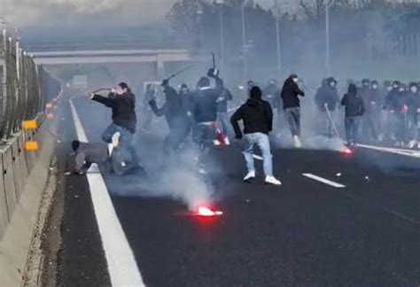 Ultras Napoli E Roma Gli Scontri In Autostrada Video