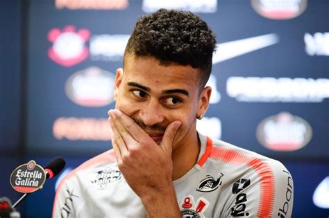 Para fazer o download das fotos sem a marca d'água é necessário ser usuário cadastrado. Zagueiro do Corinthians, Léo Santos é emprestado ao ...