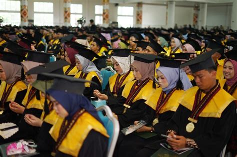 Luluskan Wisudawan Doktor Nonmuslim Pertama Rektor Uin Ril Kampus