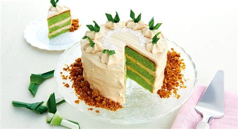 To assemble the cake, place one layer on a cake board, brush the surface with gula melaka syrup then top with a layer of gula melaka cream. Recipes - Pandan Gula Melaka Cake | FairPrice in 2020 ...
