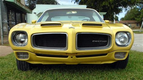 They swept back at an angle, mimicking the windshield. Yellow Gold: 1970 Pontiac Firebird Formula 400