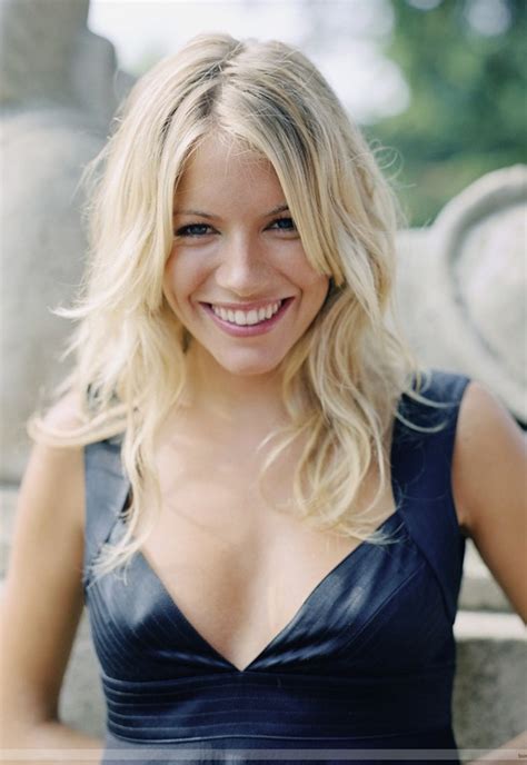 sienna miller s hairstyle sexy shoulder length blonde wavy hairstyle hairstyles weekly 70520