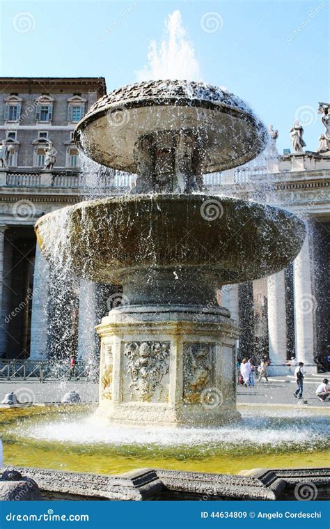 Fuente Y Ventana Papal St Peters Square De Bernini Imagen De Archivo