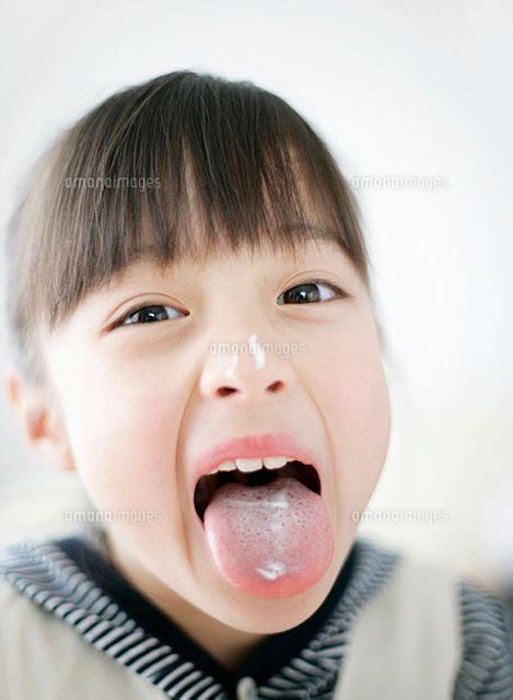 クリームのついた舌を出す女の子 11004027131 の写真素材・イラスト素材｜アマナイメージズ